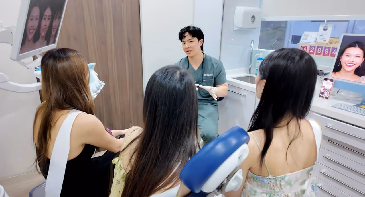 Dr Lleroy kiang talking to mus 2025 patients about innowhite home whitening kit