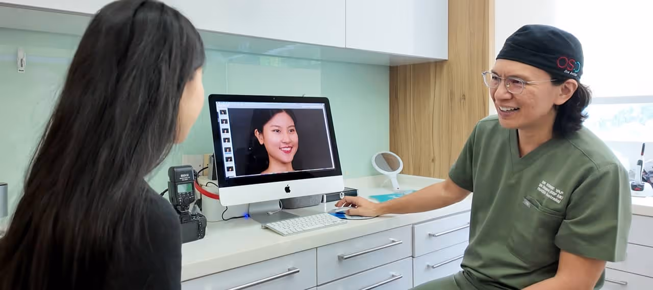 Dr.Ronnie Yap chatting with patient MUS 2025